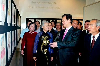 Exposición “Gráfica de gratitud” sobre las madres heroínas vietnamitas